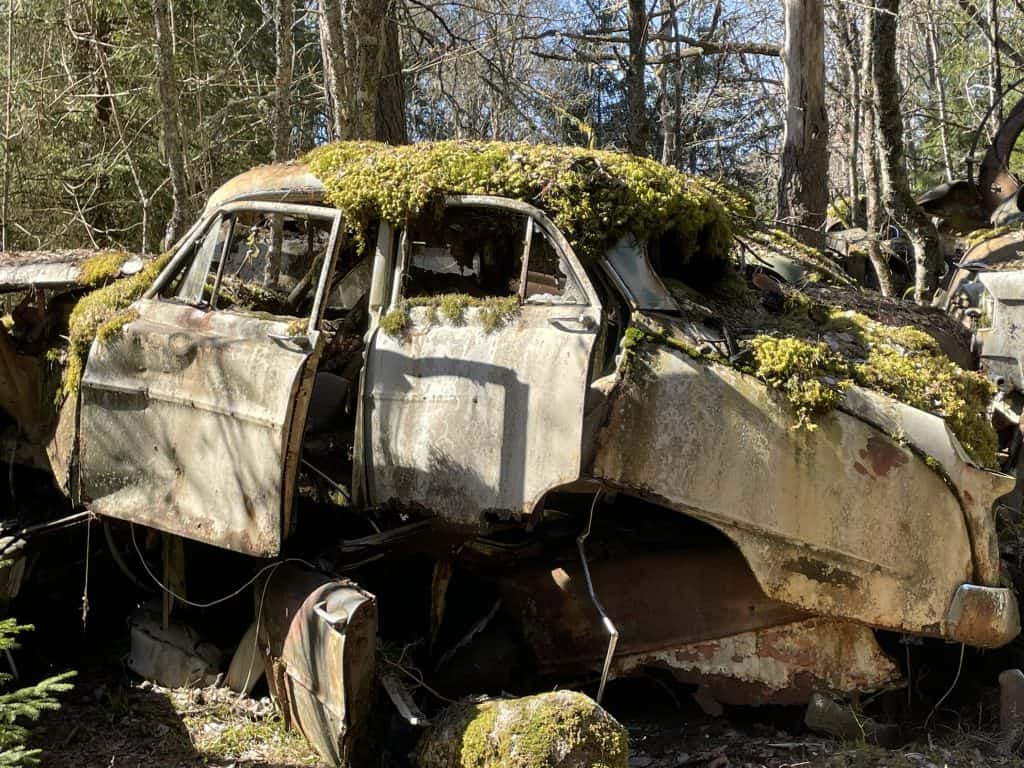 Äldre Opel från bilskrot i Göteborg fragmenteras
